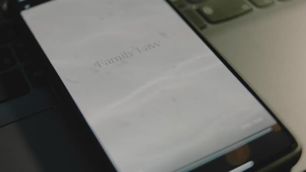Rodinné Právo Nápis Obrazovce Smartphone Grafická Prezentace Jasnými Vodními Vlnami — Stock video