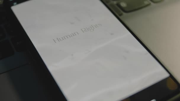 Mensenrechten Inscriptie Smartphone Scherm Grafische Presentatie Met Heldere Watergolven Zonnige — Stockvideo