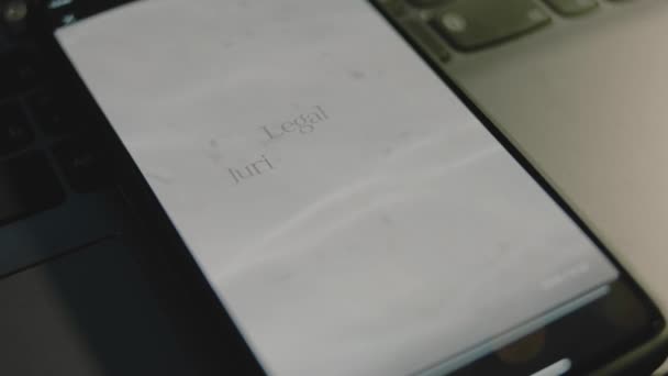 Rechtsprechung Inschrift Auf Dem Smartphone Bildschirm Grafische Darstellung Mit Klaren — Stockvideo