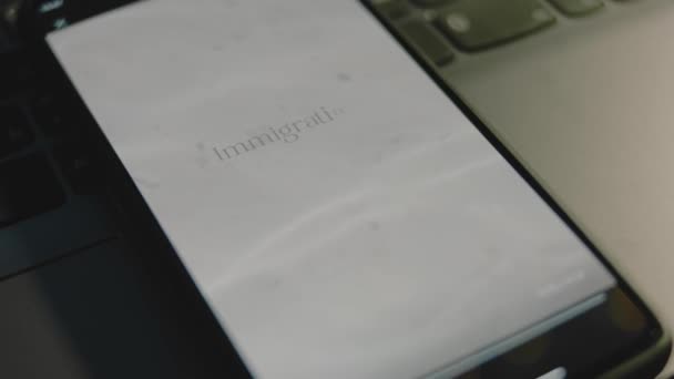 Napis Prawa Imigracyjnego Ekranie Smartfona Graficzna Prezentacja Czystą Wodą Słoneczny — Wideo stockowe