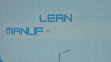Mavi matematik kağıdının arka planında Lean İmalat yazıları. Çekilmiş dişlilerin grafiksel sunumu, vinç kaldırma ağırlıkları ve yel değirmeninin imalat sembolü olması. Üretim kavramı.