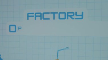 Mavi matematik sayfası arkaplanındaki fabrika optimizasyonu. Resmedilmiş viteslerin grafiksel sunumu, ağırlık kaldırma vinci ve yel değirmeninin imalat sembolü olması. Üretim kavramı.