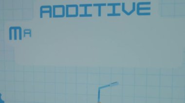 Katkı maddesi üretimi 3D baskı yazılımı mavi matematik sayfası arkaplanı. Canlandırılmış viteslerin grafiksel sunumu, ağırlık vinç ve yel değirmeni kaldırma. Üretim kavramı.