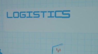 Mavi matematik sayfasında lojistik ve dağıtım yazıları var. Viteslerin animasyon çizimlerinin grafiksel sunumu, ağırlık vinç ve yel değirmenlerinin imalat parçaları olarak kaldırılması