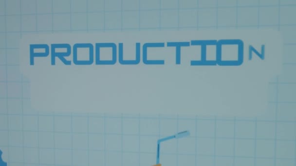 생산은 배경에 비문을 처리합니다 제조의 상징으로 그려진 크레인 리프팅 풍차의 — 비디오