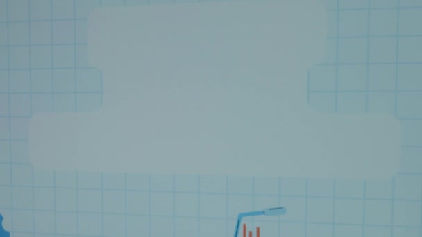 青い数学シートの背景のサプライチェーン管理の碑文 製造のシンボルとして描かれたギヤ クレーン持ち上げ重量 風車のグラフィックプレゼンテーション 製造コンセプト — ストック動画
