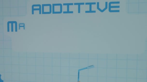 添加制造3D打印铭文蓝色数学页背景 动画齿轮 起重起重机和风车的图形演示 制造业概念 — 图库视频影像