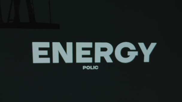 Надпись Энергетической Политики Черном Фоне Графическая Презентация Символом Нефтяной Платформы — стоковое видео
