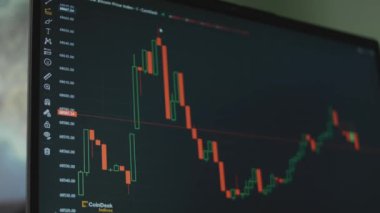 Bilgisayar ekranında mumlar olan Bitcoin para birimi grafiği. Grafik analizi için Fib Retracement kullanılıyor. Kripto para ve finansal piyasa değerleri. Değişim konsepti