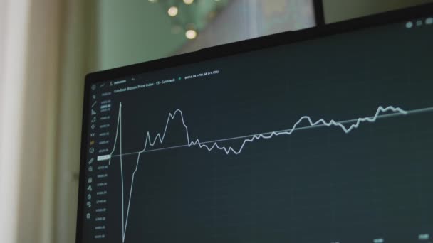 컴퓨터 화면에 라인과 그래프 그래프 분석을 도구를 사용합니다 암호화폐 — 비디오