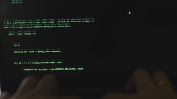 在工作到深夜的键盘上键入代码并绕过网络安全 黑客在笔记本电脑上窃取信息 — 图库视频影像
