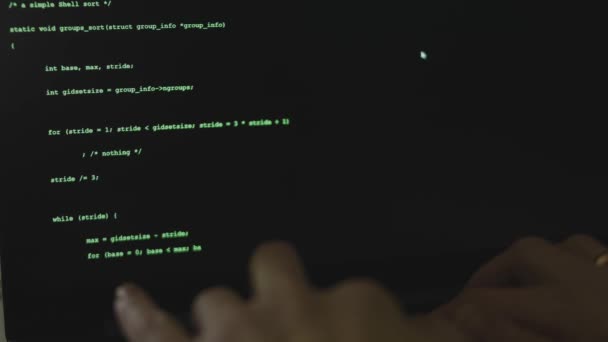 キーボードの深夜作業とサイバーセキュリティをバイパスするグリーンネオンカラーのコードをタイピングします ラップトップ上の情報を盗むハッカー — ストック動画