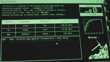 Bilgisayar ekranında Bitcoin madencilik uygulaması. Madencilik işlemi takip ediliyor. Kripto para birimi işi. Yatırım kavramı.