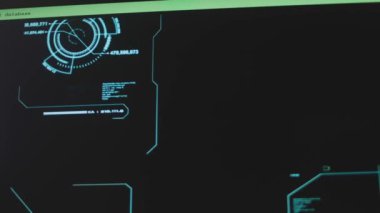 Bilgisayar kullanarak bilgisayar korsanlarıyla siber saldırı yapılıyor. Hackleme kavramı.