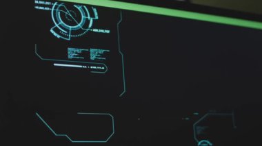 Bilgisayar kullanarak bilgisayar korsanlarıyla siber saldırı yapılıyor. - Evet. Laptop ekranına yakın çekim. Hackleme kavramı.