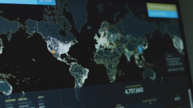 Dünya haritası siber saldırıları gösteriyor, DDOS silahlarının toplam kullanımını sayıyor. Çevrimiçi dünya çapında virüs yayılımı.