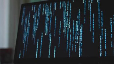 Dizüstü bilgisayar ekranında dijital kod yağmuru ile Matris arkaplanı