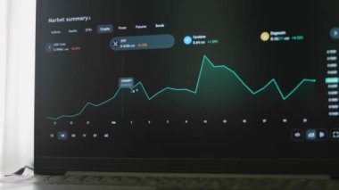 Ayın Raporu 'nun XRP grafik incelemesi diz üstü bilgisayarda yükselip alçalıyor. XRP ve kripto para yatırımı konsepti. Pazar özeti.