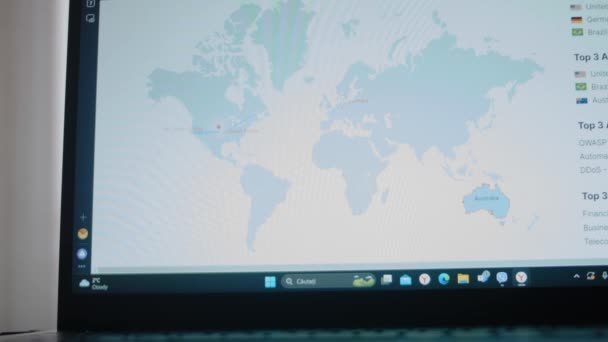 Bedreiging Van Cyber Attack World Map Live Laptop Scherm — Stockvideo