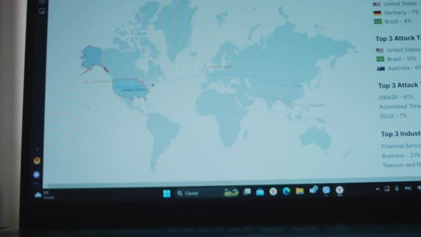 Bedreiging Van Cyber Attack World Map Live Laptop Scherm Usa — Stockvideo