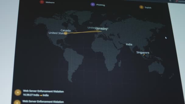 世界中のサイバー攻撃がラップトップ画面でライブ中 クローズアップ — ストック動画