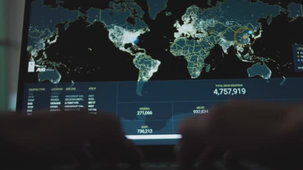 显示网络攻击 Ddos武器 无人驾驶飞机使用总数和手提电脑屏幕上虐待案件的世界地图 — 图库视频影像