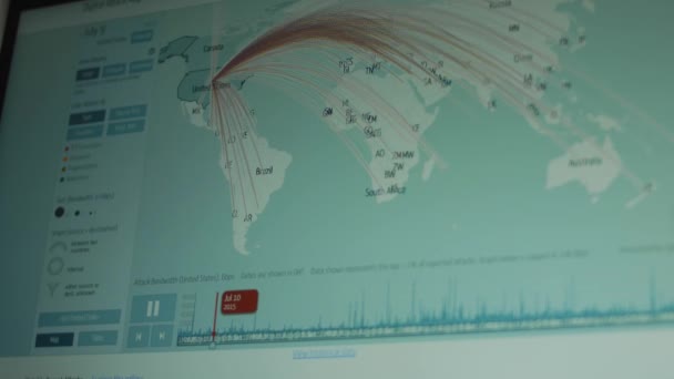 全球网络攻击时间推移在电脑屏幕上 显示病毒在世界范围内在线传播的世界地图 — 图库视频影像