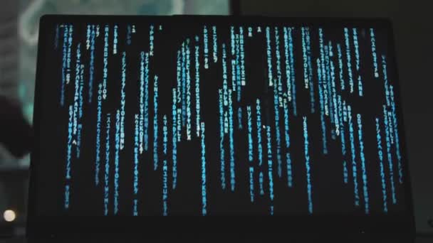 Tło Matrycy Opadającym Cyfrowym Deszczem Kodu Ekranie Laptopa Ręce Klawiaturze — Wideo stockowe