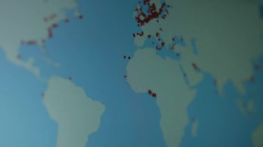 Dünya haritasındaki askeri gemilerin yeri bilgisayar ekranında. Güney Amerika kıyı şeridinde savaş gemileri