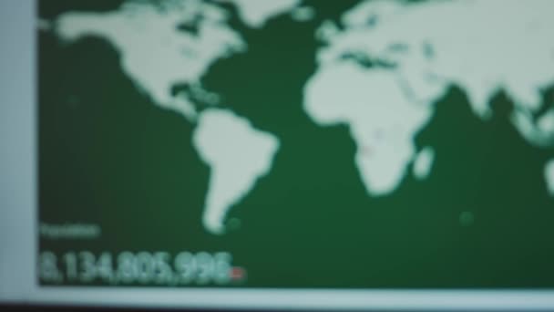 ラップトップ画面で増加する人口 世界人口のインタラクティブカウント コンピュータ画面と表示されているフラグのワールドマップ — ストック動画