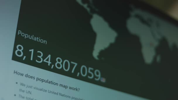 在笔记本电脑屏幕上不断增长的人口数量 世界人口的交互计数 计算机屏幕上的世界地图和出现的国旗 — 图库视频影像