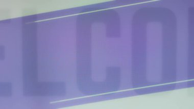 Mavi ve beyaz arka planda tenis oyuncusu sembollü fiziksel fitness yazıları. Spor konsepti.