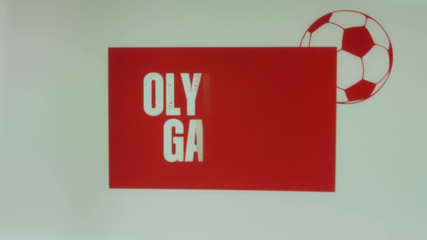 オリンピックは サッカーボールシンボルで赤と白の背景に碑文が表示されます スポーツコンセプト — ストック動画