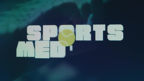 抽象的な背景とテニスボールシンボルに関するスポーツ医学の碑文によるグラフィックプレゼンテーション スポーツコンセプト — ストック動画