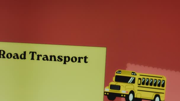 道路运输题词黄色和红色背景与移动的公共汽车符号 图形演示 运输概念 — 图库视频影像