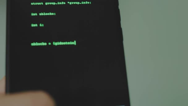 Hacker Psaní Hackerský Kód Pomocí Smartphonu Muž Používající Tmavou Síť — Stock video
