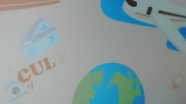Animasyon arka planında kültürel turizm yazıları. Resimli düzlemin, Dünya Küresi 'nin ve kameranın grafiksel sunumu. Seyahat kavramı.