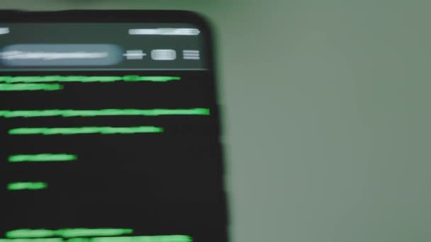 Hacker Menulis Kode Hacking Menggunakan Smartphone Ponsel Penipuan Penipuan Online — Stok Video