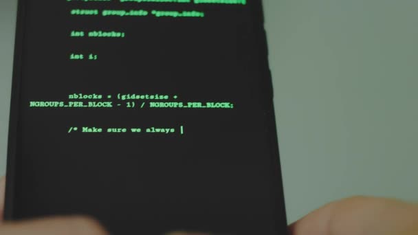 해커는 스마트 사용하여 코드를 작성합니다 온라인 어두운 다크넷 — 비디오