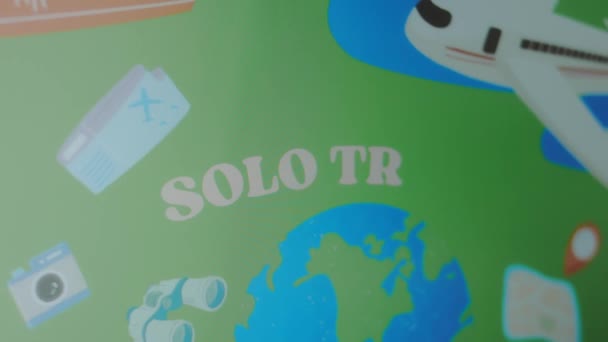 动画背景上的Solo Travel铭文 图解演示了有图解的地球球 机票和旅行票 旅行概念 — 图库视频影像