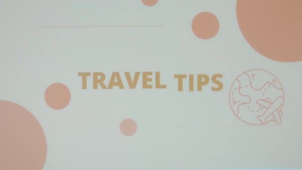 旅行小贴士在浅背景上的题词 图片说明 以飞机在世界各地飞行为标志 — 图库视频影像