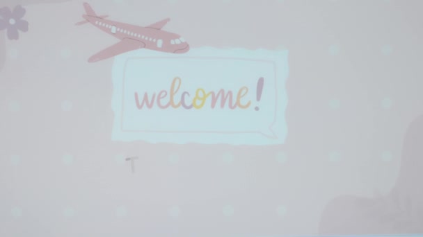 Açık Pembe Arka Planda Seyahat Puçları Yazıları Uçan Uçak Illüstrasyonuyla — Stok video