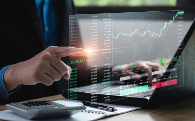 İşadamı, kripto para birimleri ve ekonomik büyüme grafikleri için borsayı analiz etmek için dizüstü bilgisayar kullanıyor. Forex ticari dijital varlıklar hisse senedi piyasa numaraları, iş finans teknolojisi