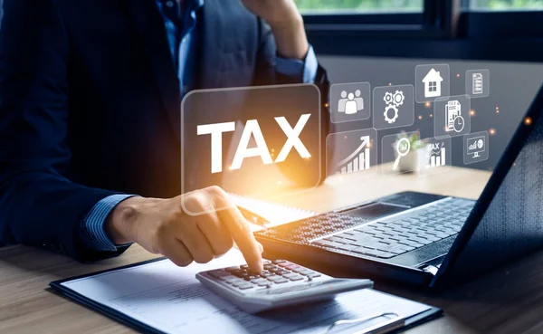 Бизнесмен Исчисляет Ежегодные Налоги Платит Налоги Концепция Планирования Налоговых Вычетов — стоковое фото