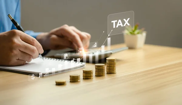 ビジネスマンは年間税を計算し 税金を支払う 税控除計画の概念 付加価値税 所得税 税金の計算 — ストック写真