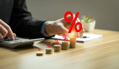 Faiz oranı ve kar payı kavramı, İşadamı gelir ve yüzde bazında yatırımdan kazanç hesaplıyor. Gelir, geri dönüş, emeklilik, tazminat fonu, yatırım, temettü vergisi, borsa