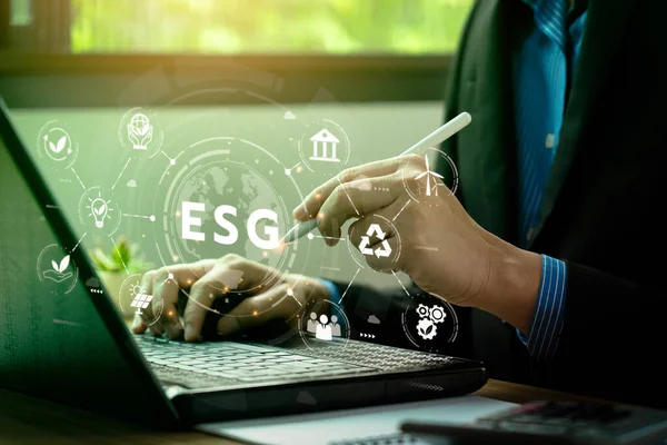 ESG çevre sosyal yönetim yatırım konsepti.