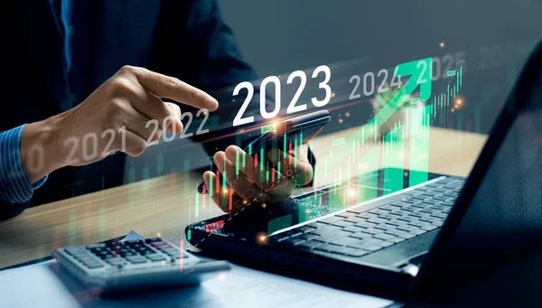 2023 borsa eğilimleri, iş adamı uzun vadeli yatırımlar için mali verileri hesaplıyor. Analitik iş adamı iş büyümesi 2023 'ü gelecekteki ekonomik büyüme okları grafiğiyle planlıyor. strateji