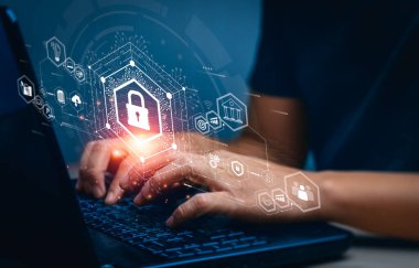 Siber güvenlik ve veri koruması bilgi gizliliği internet teknolojisi kavramı. İş adamları kişisel verileri bilgisayarlarda ve sanal arayüzlerde koruyorlar. Kullanıcı adı ve parola, şifreleme