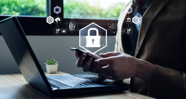 Siber güvenlik ve veri koruması bilgi gizliliği internet teknolojisi kavramı. İş adamları kişisel verileri bilgisayarlarda ve sanal arayüzlerde koruyorlar. Kullanıcı adı ve parola, şifreleme